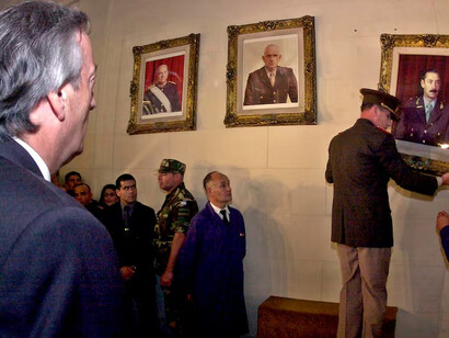 El presidente Néstor Kirchner ordena que se descuelguen los cuadros de los genocidas Jorge Rafael Videla y Reynaldo Bignone del Colegio Militar en El Palomar, 24 de marzo de 2004
