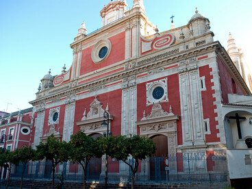 Durante las últimas restauraciones, se descubrieron vestigios del antiguo alminar y de estructuras islámicas que han sido conservadas y pueden ser visitadas en algunos recorridos especiales. Fachada de la iglesia del Divino Salvador, Sevilla, España