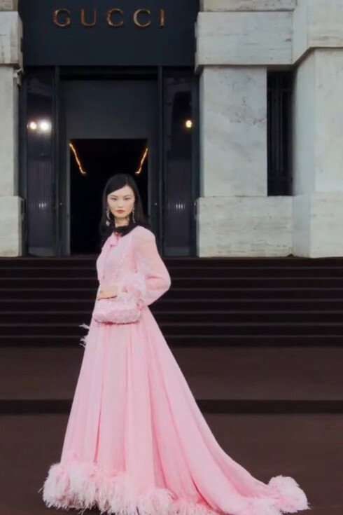 GUCCI Spring/Summer 2026: Demna Gvasalia’s Bold New Direction. On September 23, 2025, his Gucci Spring/Summer 2026 presentation reshaped the narrative of Milan Fashion Week, delivering not just a show but a decisive stylistic shift