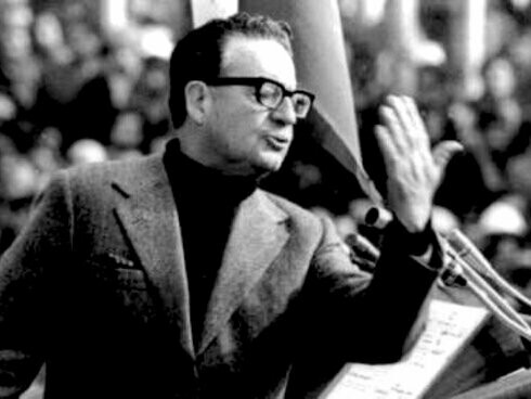 Salvador Guillermo Allende Gossens foi um político socialista chileno que serviu como o 28º presidente do Chile de 1970 até sua morte em 1973. Como um socialista comprometido com a democracia, ele foi descrito como o primeiro marxista a ser eleito presidente em uma democracia liberal na América Latina