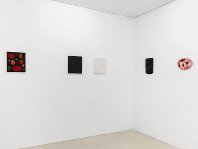 Célio Braga, Cuidado com a pintura, vista da exposição. Cortesia de Zipper Galeria