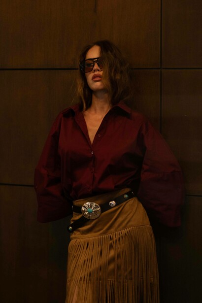 Camicia in puro cotone burgundy, gonna in eco suede e con frange