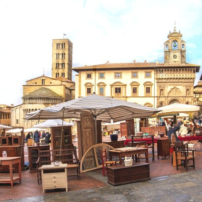 Il mercato antiquario di Arezzo è uno degli appuntamenti più importanti del settore in Italia e attira ogni mese espositori e visitatori da tutto il Paese. Arezzo, Toscana, Italia