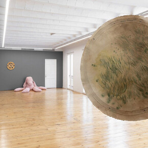 Chioma Ebinama, what’s coming 4 them is coming 4 U, vista de exhibición. Cortesía de Prats Nogueras Blanchard. Foto por Roberto Ruiz