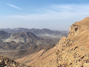 Strati delle montagne di Al Hajar visti da un sentiero escursionistico vicino a Muscat, Oman