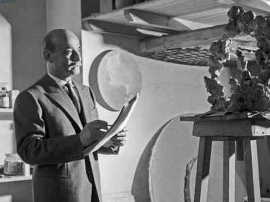 Lucio Fontana (1899, Rosario, Argentina — 1968, Vernesi, Italia) en su estudio. Fotografía de Ugo Mulas, 1960, Milano, Italia