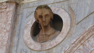 Busto di Fede Galizia sulla facciata di Palazzo Ranzi, a Trento