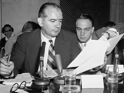 En 1950, Joseph McCarthy afirmó tener una lista de comunistas infiltrados en el gobierno estadounidense, desatando una ola de sospechas y persecuciones políticas