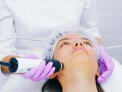 Mulher se submete a procedimento estético. A banalização de intervenções médicas está diretamente ligada ao fácil acesso a clínicas que oferecem procedimentos a preços reduzidos, muitas vezes sem o devido respaldo legal ou qualificação adequada dos profissionais envolvidos. Em muitos casos, pacientes acabam se submetendo a procedimentos sem a mínima compreensão dos possíveis efeitos colaterais, como rejeição de materiais biocompatíveis, infecções e até deformidades permanentes