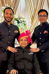 Mohitary Gupta, giovanissimo Art Director della Mukesh Art Gallery, una galleria a conduzione familiare aperta nel 2000 a Jaipur nel Rajasthan, nata per patrocinare l’eccezionale talento degli artisti locali
