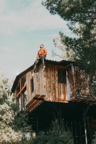 Casa sull'albero. Io e Chiara siamo amici da sempre. Siamo nati insieme, cresciuti insieme. Le prime parole, i primi passi, le prime cadute… tutto insieme; tutto nel giardino di quella che è sempre stata la mia casa. È lì che abbiamo costruito la nostra casa sull’albero