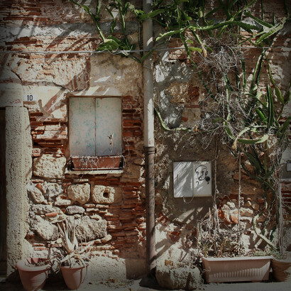 Attorno al patio, tra il forno ancora caldo, il vino versato senza misura e le battute taglienti, la convivialità familiare diventa un rito antico e inevitabile