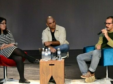 Roda de Conversa André Dahmer e Alexandra Moraes, 2012. Para o leitor que busca algo além da gargalhada rápida, Dahmer oferece uma porta de entrada para pensar o cotidiano com liberdade e ironia. Seu trabalho ativa a consciência: não apenas por meio do que mostra, mas pelo que omite, pelo espaço que deixa para a imaginação, pelo silêncio visual que persuade