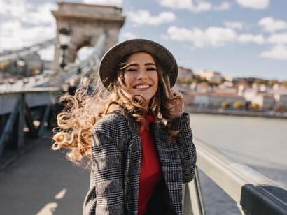 "El elogio de la locura", pero no con desprecio, sino con ironía. Si se mira de cerca —insiste— es gracias a la necesidad de que las mujeres gozan de ciertos privilegios que las hacen más dichosas que los hombres