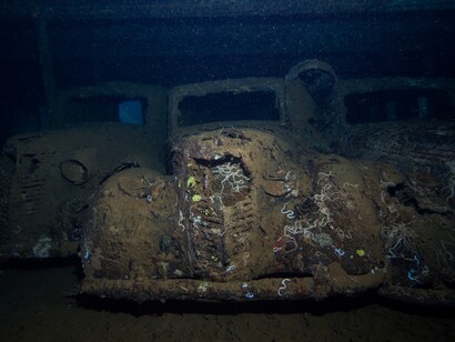 A bordo della SS Umbria si trovano ancora bombe, automobili Fiat e bottiglie di vino, rimaste intatte per oltre ottant'anni. Nella foto: auto nel relitto della nave
