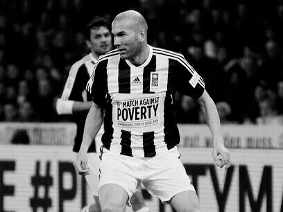 Zinedine Zidane, maestro du football, en pleine action. Ce moment de pure élégance sur le terrain incarne la fusion du talent et du vintage sportif, un symbole de l'héritage du football mondial