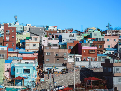 À Valparaíso, la complexité devient couleur et chaos : un labyrinthe vertical où chaque façade semble chercher sa propre place dans le tumulte du réel