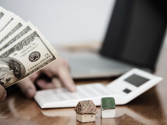 Le risque économique naît aux comptes internes : billets et mini‑maisons déclenchent l’assurance de CA minimal