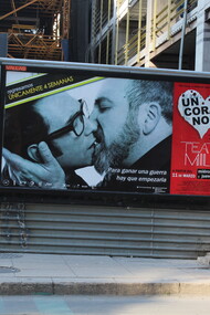 En la Ciudad de México se aprecia apertura hacia la homosexualidad con la adaptación del tema en las artes y la permisión de su publicidad en lugares concurridos. Publicidad de la obra de teatro Un corazón normal de Larry Kramer en un muro de construcción situado en la Zona Rosa de la Ciudad de México, México