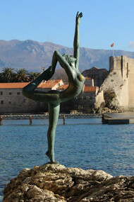 Budva, Montenegro. La estatua de la bailarina con la ciudad antigua al fondo. Foto: Luis García