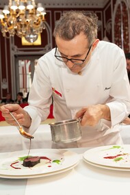 El chef Massimo Bottura dando el último toque a sus platos en el restaurante La Francescana de Modena, Italia