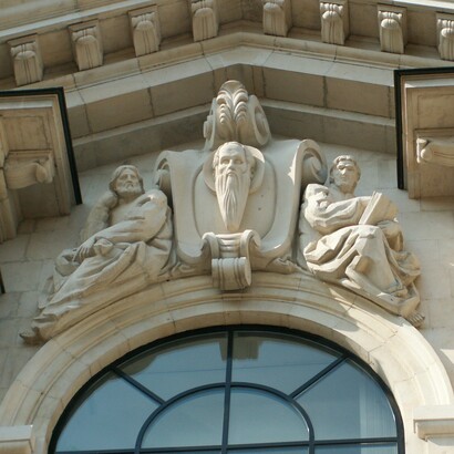 Frontone sull'ala nord dell'edificio del rettorato dell'Università di Sofia. Sofia, Bulgaria