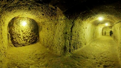 No Vale do Amor da Capadócia, a paisagem esculpida pela actividade vulcânica e pelos ventos que a varrem é formada pelas surpreendentes "chaminés de fadas" entre o rosa e o amarelo, mas, 85m abaixo dessa superfície, dorme actualmente uma enorme cidade subterrânea com capacidade para c. 20.000 habitantes que esteve ativa por milhares de anos quase sem interrupções. Refiro-me à antiga Elengubu (hoje, Derinkuyu), com 18 níveis de túneis, a maior dessas cidades, sucessivamente habitada por frígios, persas, seljúcidas e cristãos, tendo sido abandonada nos anos 1920 pelos gregos capadócios após a derrota na Guerra Greco-Turca de 1919-1922 e “redescoberta” em 1963. Xenofonte de Atenas falou dela na obra Anábase (370 a. C.)