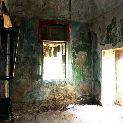 Studiò a lungo la cabala, l’alchimia, l’astrologia, il tantrismo e vari sistemi di magia cerimoniale. Una stanza nell'ormai abbandonata Abbazia di Thélema, Cefalù, Sicilia