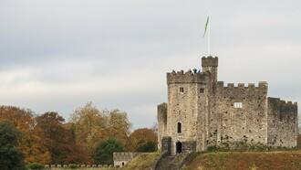 Castelo de Cardiff, em Gales. Um castelo medieval e palácio neogótico. Antigamente uma única torre normanda feita em madeira e construída por volta do ano 1091 existia no local, mais de 1 século depois foi substituída por uma torre de pedra, que existe até hoje. Durante a idade média passou por enorme ampliação e foi passando de gerações. Mas foi a partir de 1766 sob o comando da família Bute que a antiga fortaleza medieval passou a ser considerada uma obra-prima do gótico vitoriano. Durante os terríveis anos da Segunda Guerra Mundial, sua função de fortaleza voltou a ser necessária quando serviu de abrigo antibombas para mais de 1.800 pessoas que lá se abrigaram durante os ataques aéreos