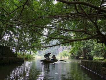 Sous la canopée de Tràng An, à Ninh Bình, nous avançons sans plan, guidées uniquement par le courant et par la certitude que ce voyage nous transformera