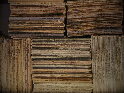 Parfois, comme ces livres oubliés, les solutions sont déjà là, mais la complexité apparente nous empêche de les voir, nous condamnant à repousser encore et encore la prise de décision