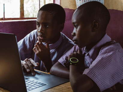 É essencial que as escolas abordem temas como a ética digital e a responsabilidade no uso de tecnologias, promovendo debates que auxiliem os alunos a compreenderem melhor suas limitações e potencialidades