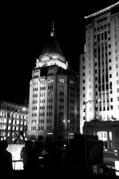 El Hotel Peace fue construido por Sir Victor Sassoon, un judío sefardí británico de origen iraquí cuya familia tenía negocios en Hong Kong, Shanghái y Calcuta. Finalizado en 1929, este edificio art déco fue uno de los primeros rascacielos (trece plantas más una cubierta piramidal revestida de cobre, Shanghái, China