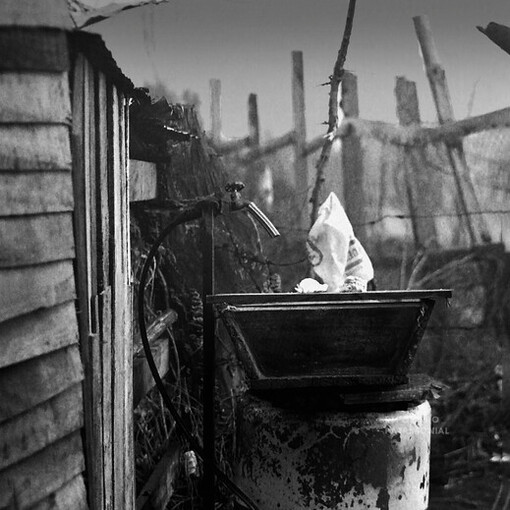 En esta trama, los desalojos solo desplazan el drama hacia nuevas orillas, mientras el déficit habitacional crece como un hongo que ningún gobierno ha querido —o podido— erradicar