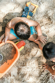 A psicopedagogia clínica é fundamental para reconectar indivíduos com suas formas de aprender promovendo um desenvolvimento integral que abrange aspectos cognitivos, emocionais e sociais. Jogos e brincadeiras são ferramentas essenciais nesse processo