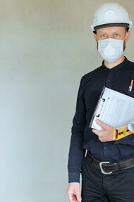 Derick é um arquiteto de renome, cujas criações elevam a estética e a funcionalidade a um novo patamar