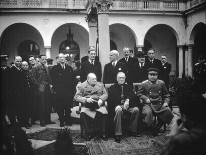"Die Großen Drei“ – US-Präsident Franklin D. Roosevelt, der britische Premierminister Winston Churchill und der sowjetische Ministerpräsident Josef Stalin – auf der Konferenz von Jalta im Februar 1945