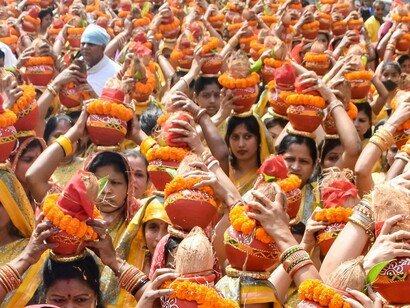 Jagannath Temple Mangal Kalash Yatra, India. A alegria distingue-se do prazer. O prazer, ao contrário da alegria, pressupõe apropriação: ser apropriado como objecto ou apropriar-se de um objecto. A sua duração é a do gozo da apropriação. É dominado pelo seu carácter temporário. A alegria pode ser efémera, mas, porque é incondicional, é eterna enquanto dura. A alegria é sempre plenitude, mesmo na sua efemeridade

