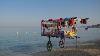 Il counterfeiting sulle spiagge italiane è il volto visibile di una filiera illegale che parte lontano dal mare