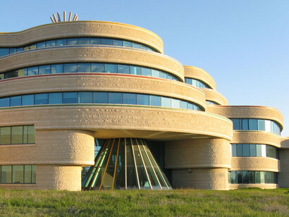 Aquí se forman y estudian varios grupos de las Primeras Naciones, incluyendo los Cree (Nêhiyawak), los Dene (Denesuline), los Dakota, los Nakota (Assiniboine) y los Saulteaux. La primera Universidad, Regina, provincia de Saskatchewan, Canada