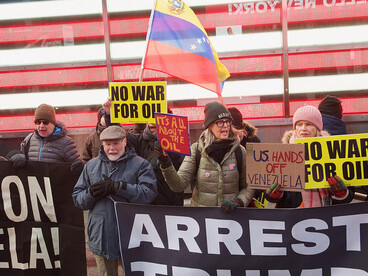 Estadounidenses protestando en Nueva York exigen el arresto de Donald Trump por el secuestro del presidente Nicolás Maduro y su esposa, 3 de enero de 2026