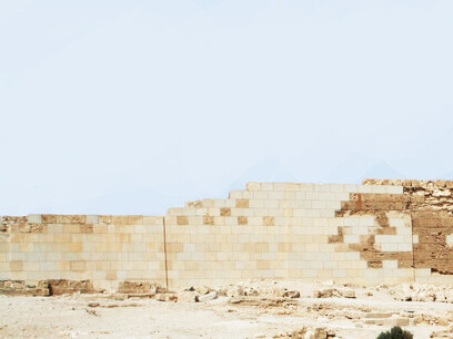 Cleopatra conoció a Marco Antonio en Tarso. Ambos sellaron una alianza política y afectiva, contrajeron matrimonio, el cual duró once años, y de esta relación nacieron 3 hijos.El templo de Osiris en Taposiris Magna, periodo ptolemaico, Alejandría, Egipto