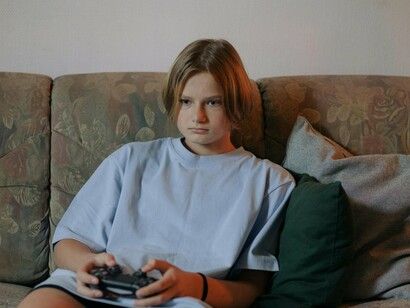 Garoto viciado em videogames. No entanto, o uso excessivo de dispositivos eletrônicos, como smartphones, tablets, videogames e computadores, vem sendo associado ao desenvolvimento de diversas doenças físicas e mentais em crianças e adolescentes