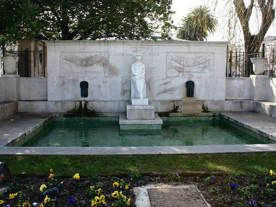 Fuente de Concha Espina, Santander, España. Dulce Nombre, de Concha Espina, retrata con aguda sensibilidad la tragedia de una mujer silenciada por una sociedad patriarcal que normaliza su sacrificio