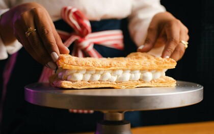 Un pâtissier prépare un dessert populaire, le mille-feuille