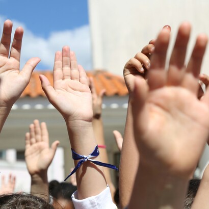 In tempi di barbarie, leggere, pensare, denunciare è un atto politico, un modo di affermare che l’essere umano non è ancora sconfitto