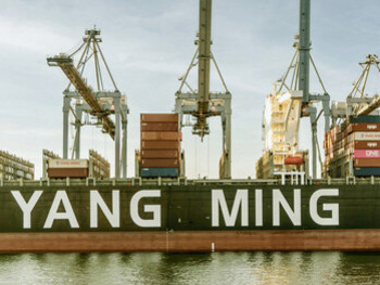 Container ships at a busy port, illustrating the trade war and the transition from global hegemony to a multipolar world