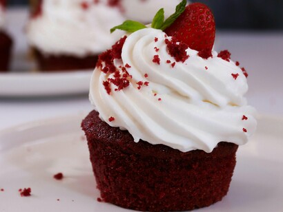Cupcake de morango. Uma marca que entrega doces para festejar, entrega motivos para celebrar e busca criar uma história em cima de cada produto entregue, é assim que este perfil se apresenta, no Instagram


