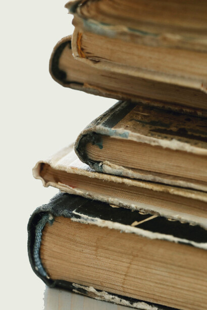 Escribir es un acto de entrega: la tinta no solo traza palabras, sino la huella de un alma que busca permanecer en el silencio del papel