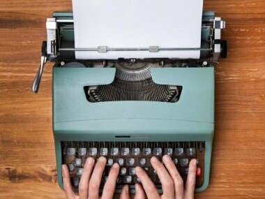 Máquina de escrever. A desinformação, nesse contexto, não é apenas a veiculação de informações falsas, mas um ataque arquitetado – pensado ideologicamente, linguisticamente - à própria noção de realidade. Para Emediato (2025), a desinformação atua por meio de estratégias discursivas complexas: deslocamentos de sentido, silenciamentos, apelos emocionais e manipulação de fontes. Isso compromete a formação da opinião pública e coloca os sujeitos, instituições, grupos sociais e ideias em zonas de vulnerabilidade